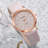 Montre quartz femme cadran scintillant rose pâle, bracelet en cuir souple rose sur fond pailleté