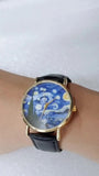 Montre femme bracelet cuir noir cadran La Nuit Étoilée Van Gogh portée au poignet