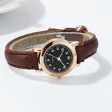 Montre femme chic bracelet cuir marron cadran rond noir chiffres arabes dorés