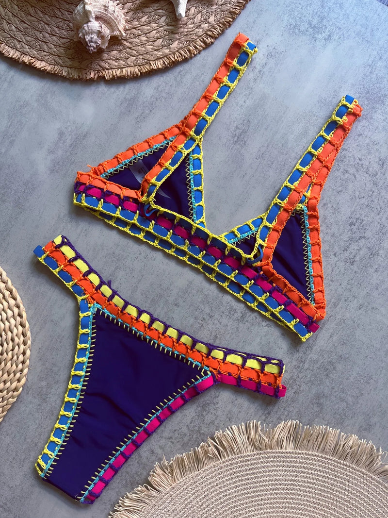 Bikini bohème au crochet multicolore sur fond gris, vue de dessus
