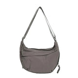 Sac bandoulière 'Dumpling' gris, vue de face sur fond blanc