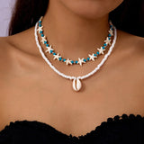 Collier fantaisie perles irrégulières vertes, roses et blanches avec étoiles de mer dorées