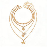 Collier multi-rangs doré avec ses chaînes et pendentifs marins en vue rapprochée