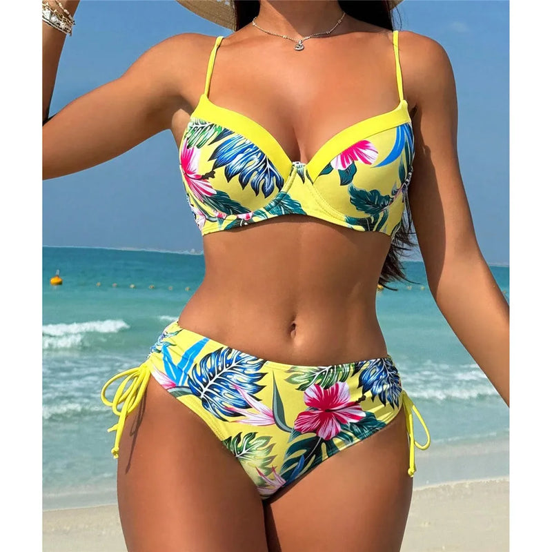 Bikini floral jaune avec motifs tropicaux, haut push-up et bas ajustable sur mannequin