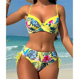 Bikini floral jaune avec motifs tropicaux, haut push-up et bas ajustable sur mannequin