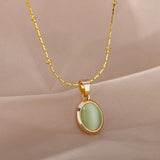 Collier doré avec pendentif carré en pierre émeraude verte