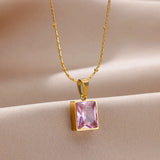 Collier doré avec pendentif carré en pierre rose pâle