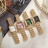 Montre femme carrée dorée avec cadran rose sur fond blanc