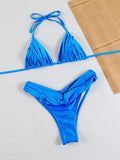 Ensemble bikini triangle plissé bleu ciel posé à plat avec accessoires