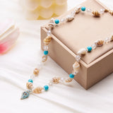 Collier fantaisie coquillages cauris blancs, perles et chaînes dorées