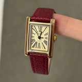 Gros plan sur une montre femme avec bracelet en cuir et cadran rectangulaire