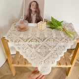 Mantel de lino beige con motivos de encaje