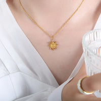 Collier Médiéval en Acier Inoxydable Plaqué Or avec Pendentif Soleil