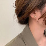 Boucles d'oreilles clous dorés en forme de cœur - EMAKUJITIA