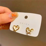 Boucles d'oreilles clous dorés en forme de cœur - EMAKUJITIA