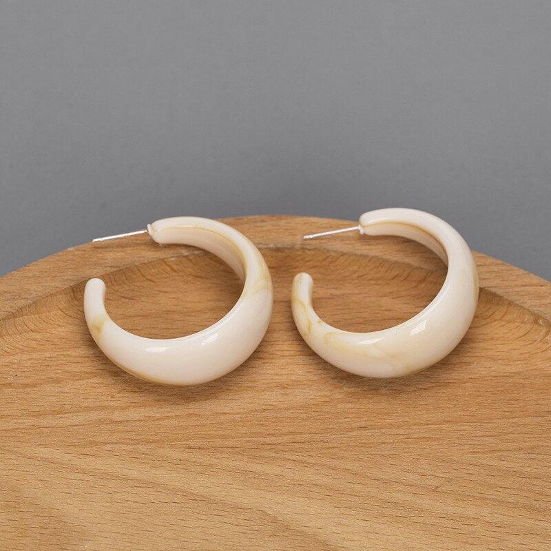 Boucles d'oreilles créoles en forme de C en résine acrylique - EMAKUJITIA