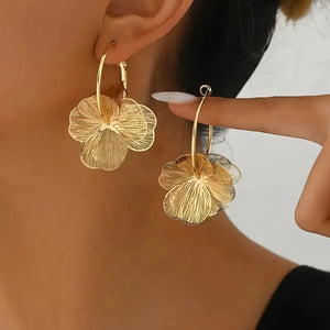 Boucles d'oreilles créoles en forme de fleur vintage pour femmes, en or, élégantes et modernes.