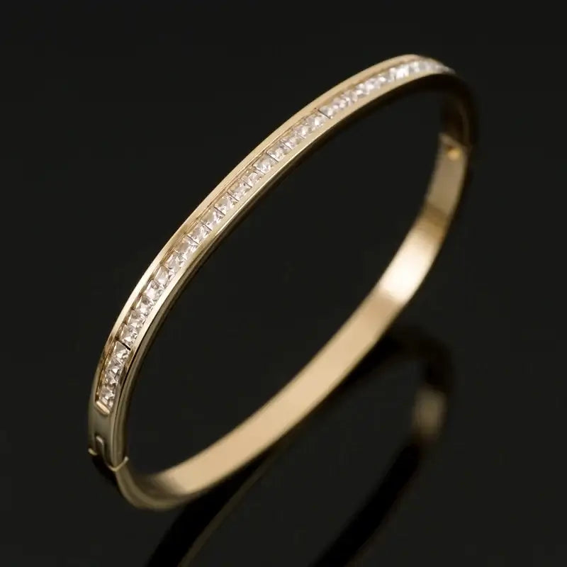 Bracelet bangle en acier inoxydable pour femme, orné de cristaux carrés, élégant et raffiné, parfait pour les mariages.