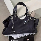 Sac fourre-tout noir Y2K ouvert, rempli d'écouteurs et de lunettes, style décontracté