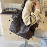 Vue de dessus du sac cabas femme marron clair, montrant la fermeture éclair et les anses