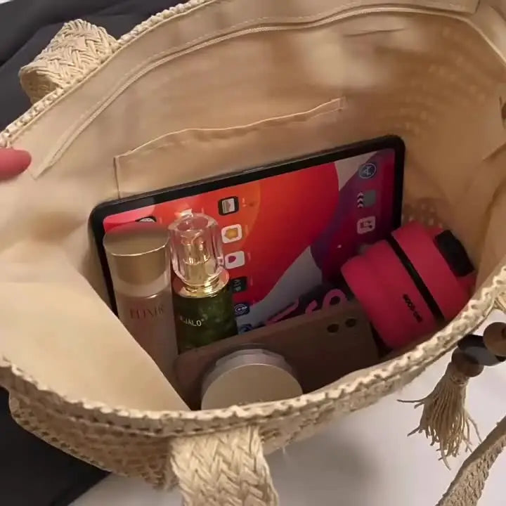 Intérieur du sac de plage tressé avec tablette et accessoires