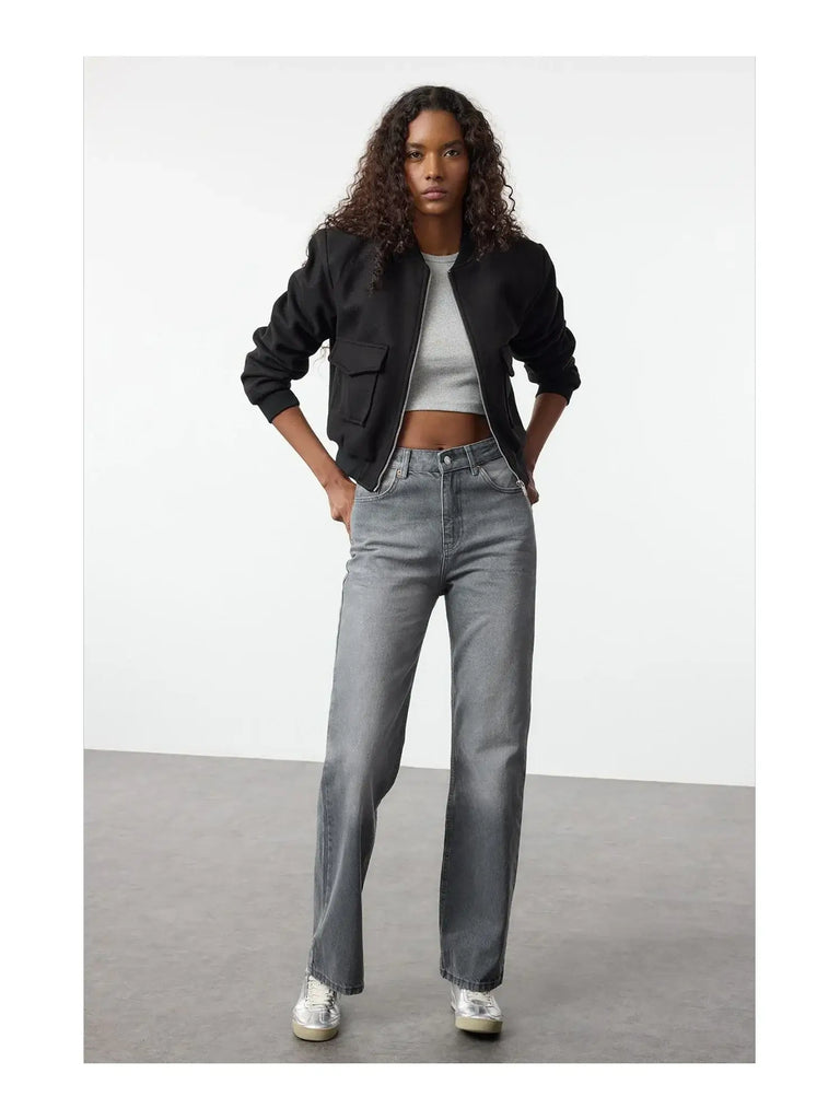 Modèle avec Jean Vintage Taille Haute Évasé en coton, look urbain élégant avec une veste noire.