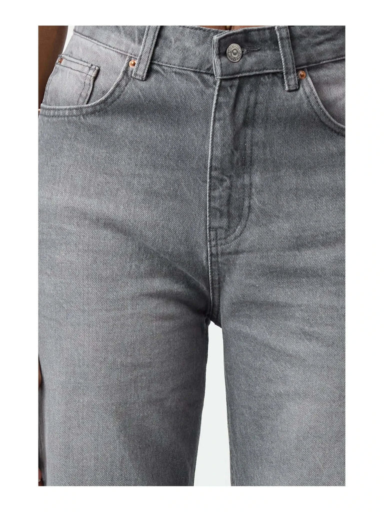 Jean vintage taille haute évasé en denim 100% coton, style urbain et moderne, coloris gris.