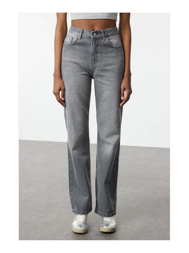Jean vintage taille haute évasé 100% coton, coupe ample, design urbain, fond gris neutre.
