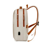 Vue latérale du sac à dos blanc cassé montrant les fermetures éclair et le port USB
