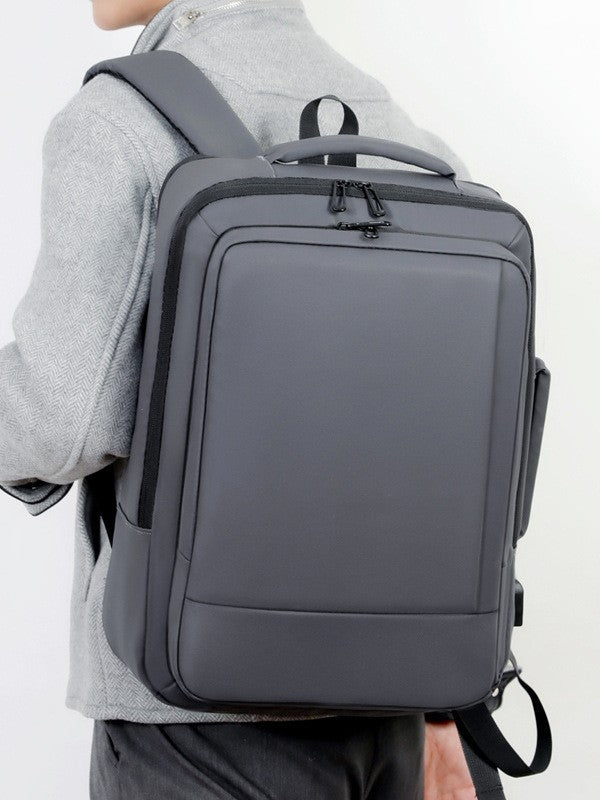 Femme portant un sac à dos ordinateur portable extensible gris sur le dos, vue de côté