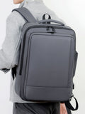 Femme portant un sac à dos ordinateur portable extensible gris sur le dos, vue de côté