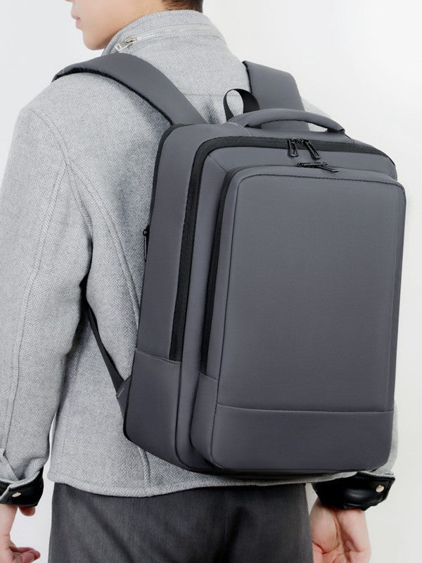 Femme portant un sac à dos ordinateur portable extensible gris, vue de côté, le sac en position compacte