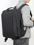 Femme portant un sac à dos ordinateur portable noir extensible sur le dos, vue de côté