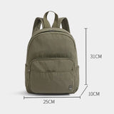 Gros plan sur le logo Emakujitia et la texture du nylon du sac à dos femme