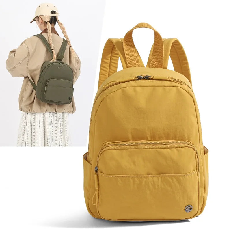 Sac à dos femme léger et imperméable couleur jaune porté de dos en tenue décontractée