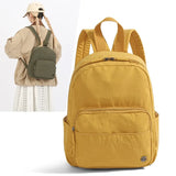Sac à dos femme léger et imperméable couleur jaune porté de dos en tenue décontractée