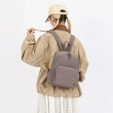 Détail de la poche avant zippée du sac à dos femme léger