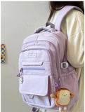 Jeune femme portant un sac à dos violet style japonais, vue de côté