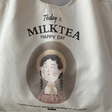 Gros plan sur l'illustration du sac 'Milk Tea Happy Day' et le texte sur la toile