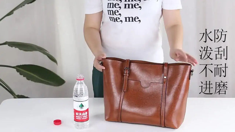 Vidéo présentant la résistance à l'eau et la capacité du sac à main en similicuir marron