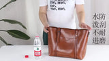 Vidéo présentant la résistance à l'eau et la capacité du sac à main en similicuir marron