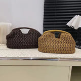 Deux sacs à main en paille tressée, un marron foncé et un couleur sable