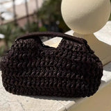 Détail du tressage artisanal d'un sac à main en paille