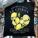 Sac fourre-tout noir motif Marché aux fruits Le Citron Paris, porté par une femme