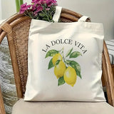 Gros plan sur le motif La Dolce Vita et citrons sur sac en toile blanche