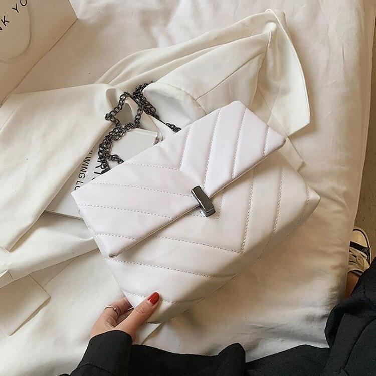 Sac à main matelassé blanc avec chaîne sur fond blanc, vue de dessus