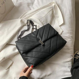 Sac à main matelassé noir avec chaîne sur fond blanc, élégance intemporelle