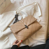 Sac à main matelassé beige avec chaîne sur fond blanc, accessoire mode femme