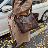 Vue intérieure du sac fourre-tout rétro montrant sa capacité