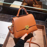 Sac à main femme rétro : rabat élégant et bandoulière bohème